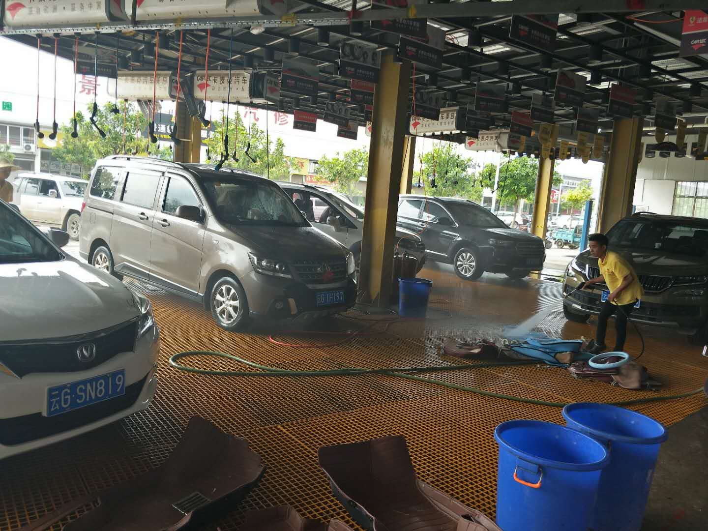 云南汽車貼膜宏峰汽車服務(wù)會(huì)所